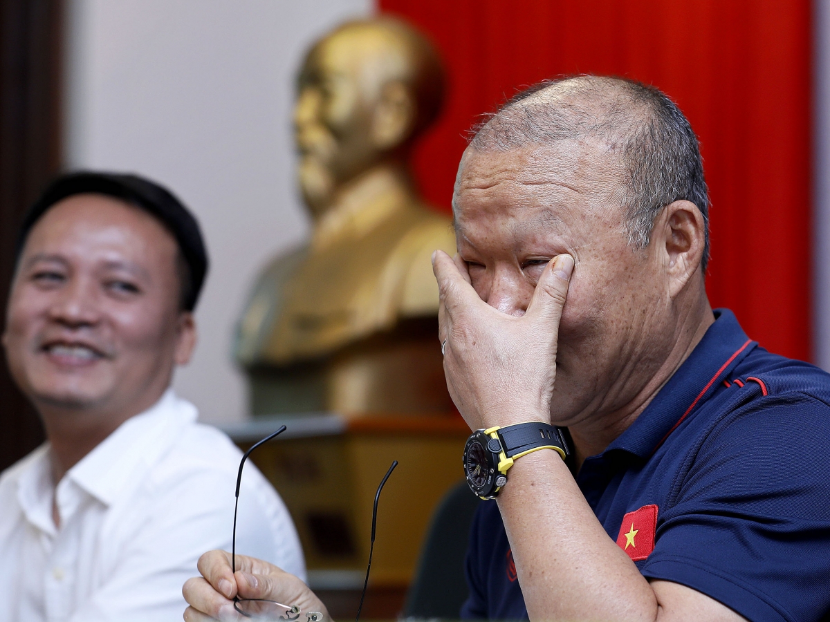 HLV Park Hang Seo nhắc về mẹ trong nước mắt: 'Buồn lắm khi bà ấy không còn nhận ra tôi'