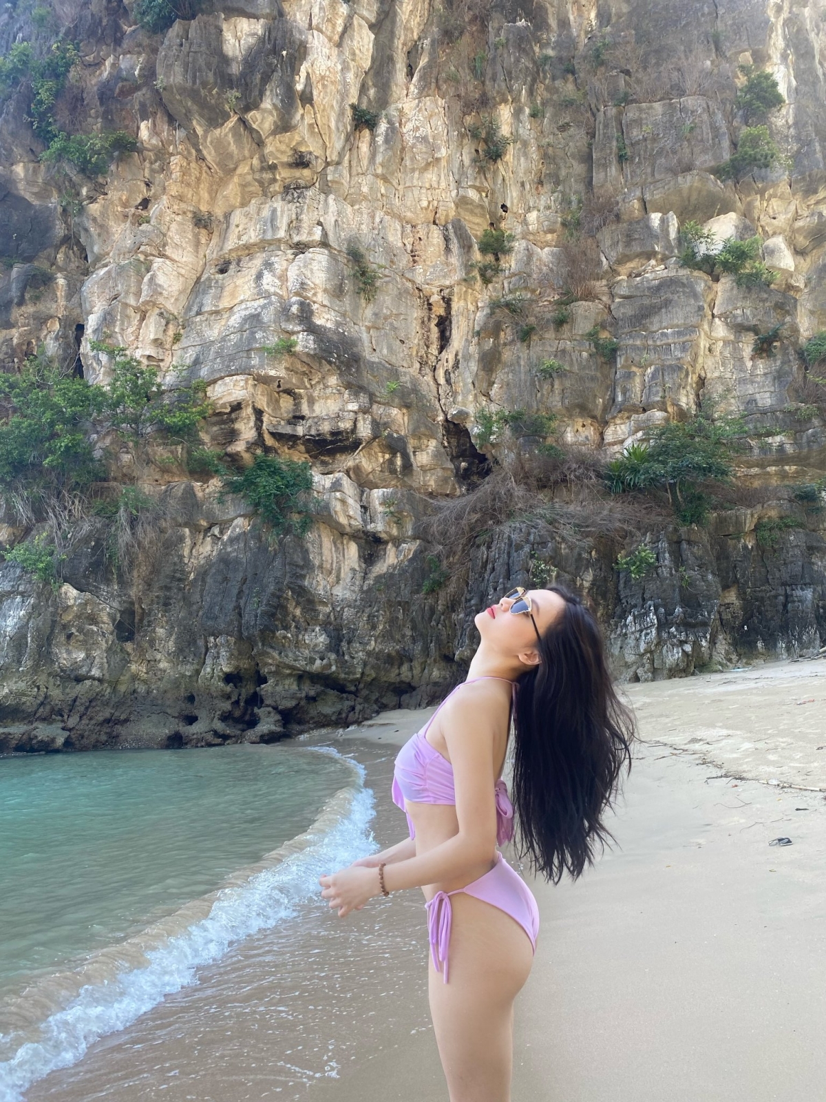 Bạn gái Nhâm Mạnh Dũng diện bikini, khoe thân hình nóng bỏng trên bãi biển