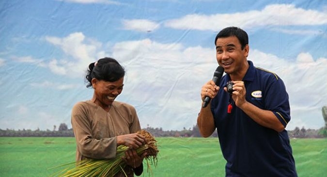 Quyền Linh và những lần 'bỏ lơ' kịch bản để giúp đỡ nhân vật có hoàn cảnh khó khăn