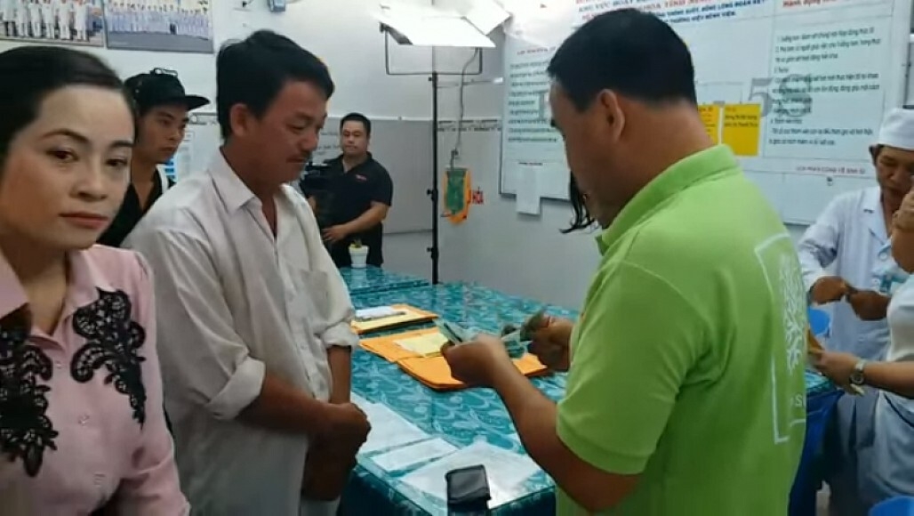 Quyền Linh và những lần 'bỏ lơ' kịch bản để giúp đỡ nhân vật có hoàn cảnh khó khăn Quyền Linh và những lần 'bỏ lơ' kịch bản để giúp đỡ nhân vật có hoàn cảnh khó khăn