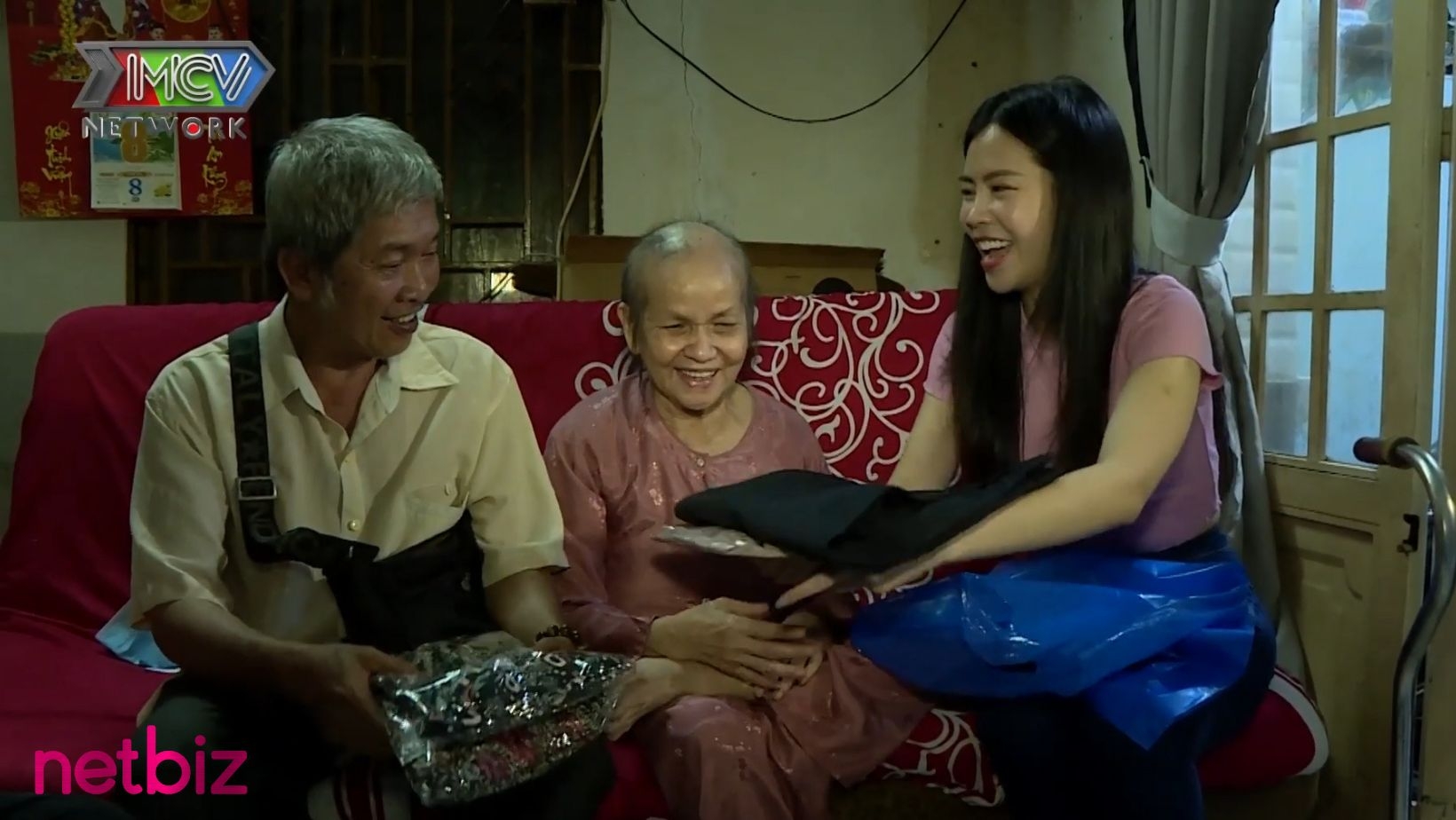 Điều ước giản đơn của cụ ông bán vé số nuôi vợ nhũn não Điều ước giản dị của ông lão bán vé số nuôi vợ nhũn não