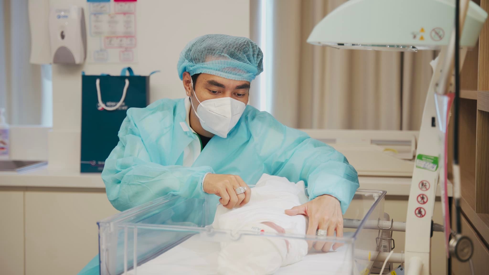 Lê Dương Bảo Lâm nói lời yêu thương dành cho bà xã khi đón con thứ 3 vừa chào đời