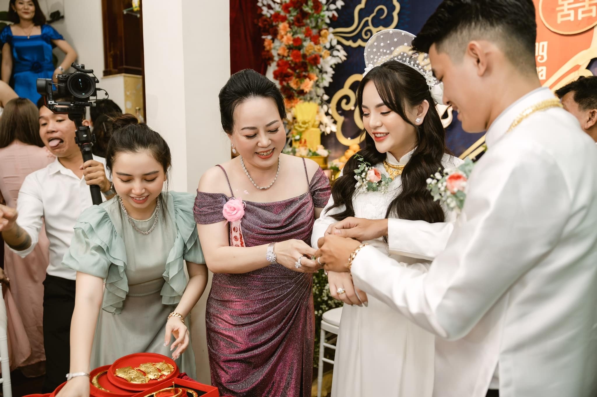 'Combo mừng cưới' tiền, nhà, xe, đất trị giá hàng chục tỷ của cặp đôi miền Tây hot nhất hôm nay