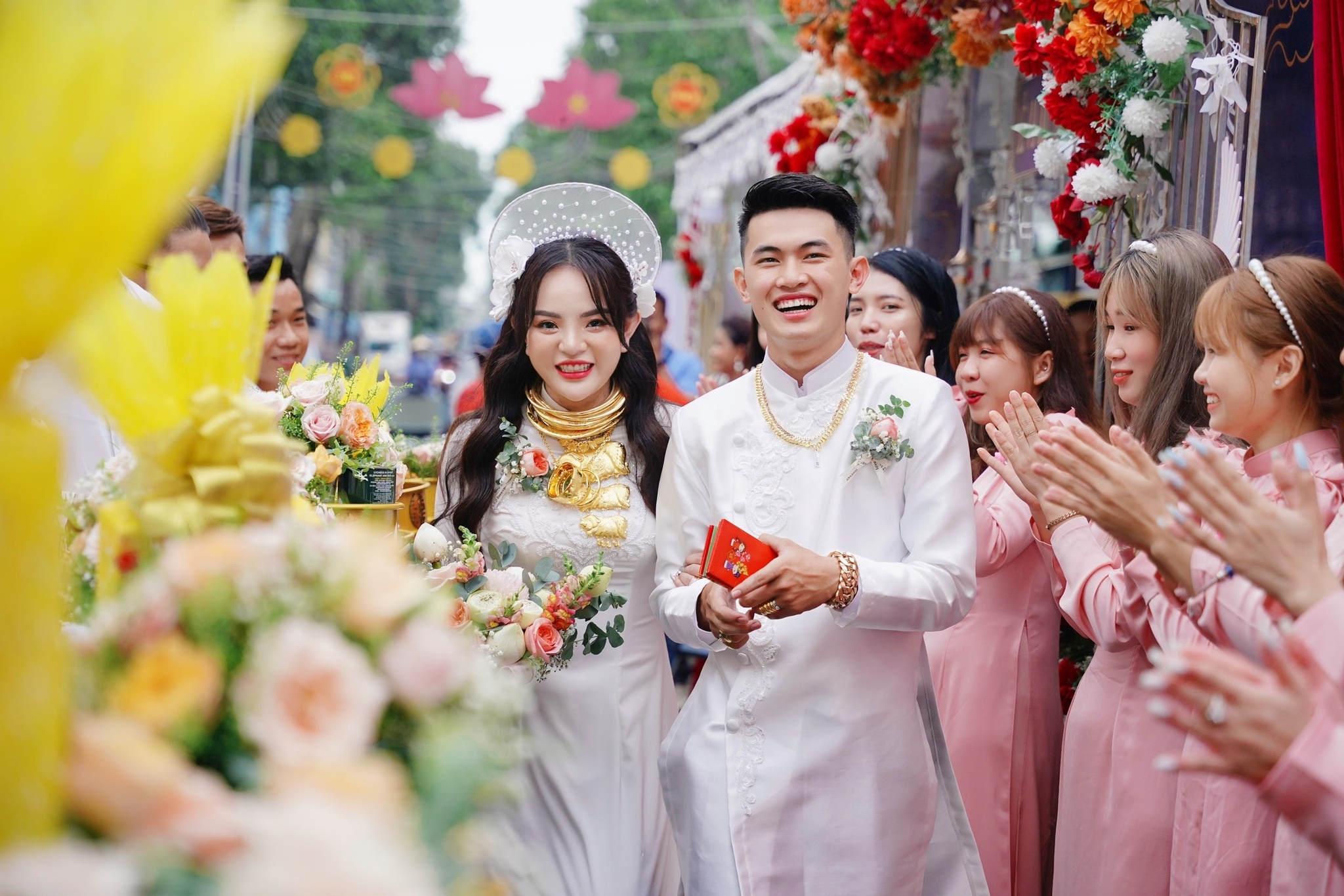 'Combo mừng cưới' tiền, nhà, xe, đất trị giá hàng chục tỷ của cặp đôi miền Tây hot nhất hôm nay