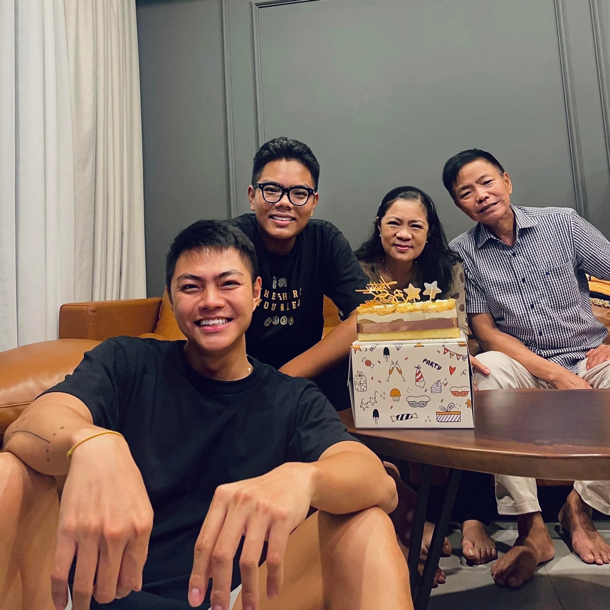 Chàng LGBT sở hữu nhà riêng ở tuổi 30 nhờ mang cơm hộp đi làm Chàng LGBT sở hữu nhà riêng ở tuổi 30 nhờ mang cơm hộp đi làm