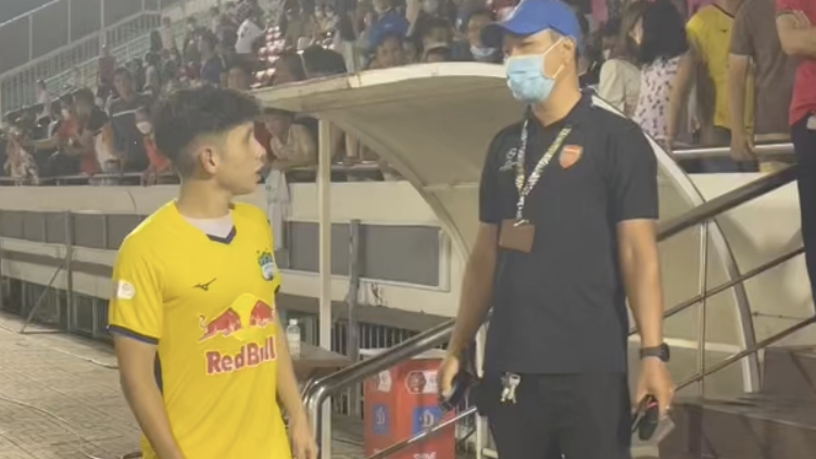 Hồng Duy 'Pinky' cãi tay đôi với bảo vệ SVĐ sau trận đấu, nhận mưa gạch đá từ dân mạng