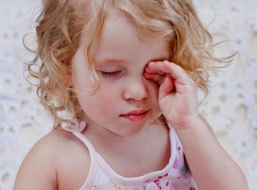 Trẻ có thể bị bệnh ở mắt nếu gặp phải những triệu chứng này