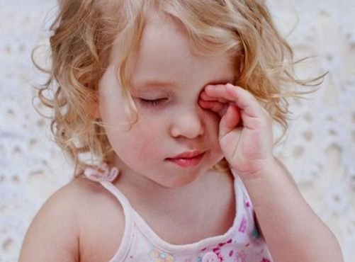 Trẻ có thể bị bệnh ở mắt nếu gặp phải những triệu chứng này
