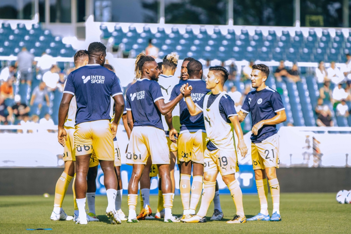 HLV Pau FC: Không xấu hổ thì hãy đổi nghề đi