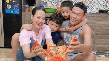 Thủ môn ĐT Việt Nam khoe chuyển khoản cho vợ 100 triệu 'thích mua gì thì mua'