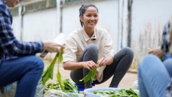 H’Hen Niê ăn mặc giản dị, ngồi lặt rau và vác gạo khiến fans vừa thương vừa nể