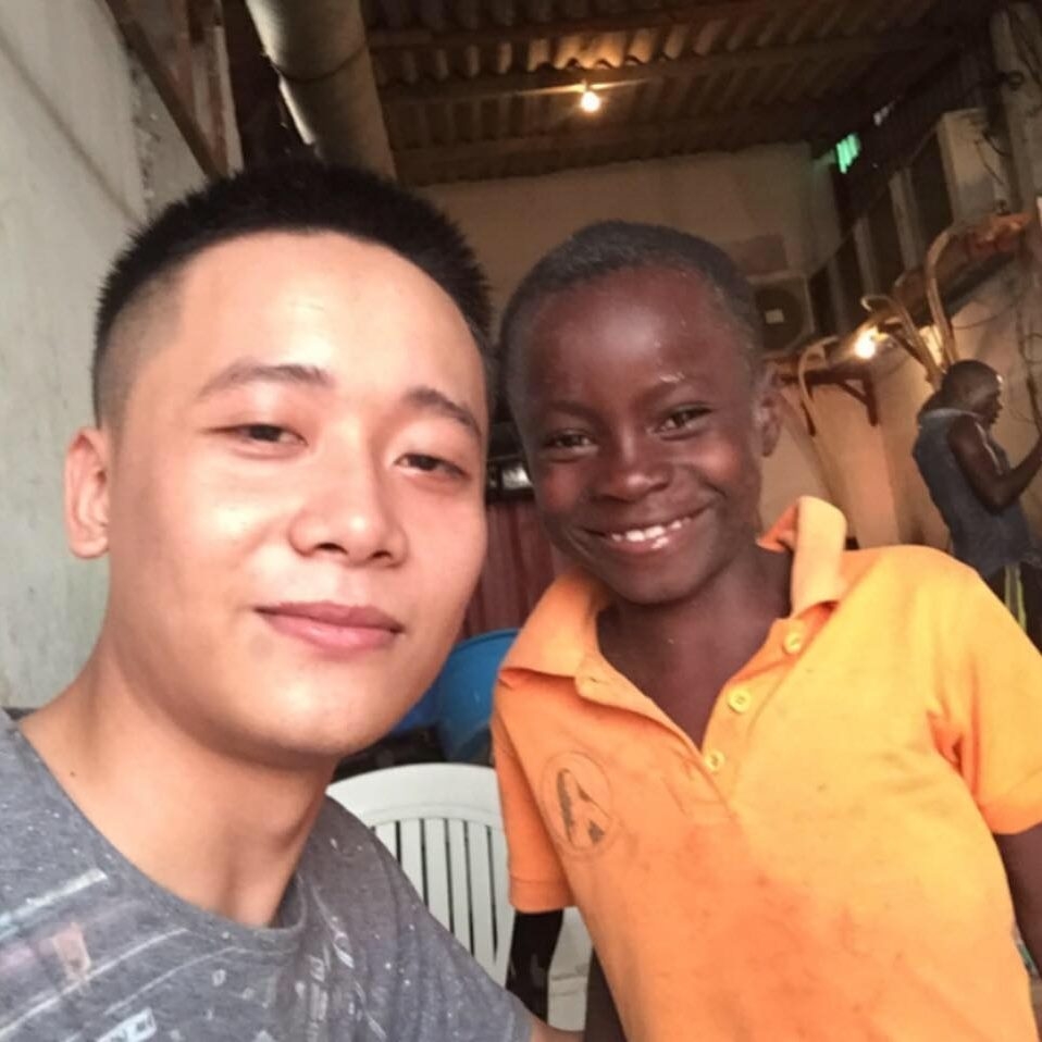 Ảnh điển trai của Quang Linh Vlogs trước khi sang Angola khiến chị em bất ngờ