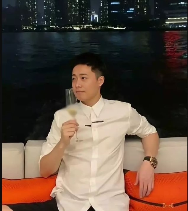 Ảnh điển trai của Quang Linh Vlogs trước khi sang Angola khiến chị em bất ngờ