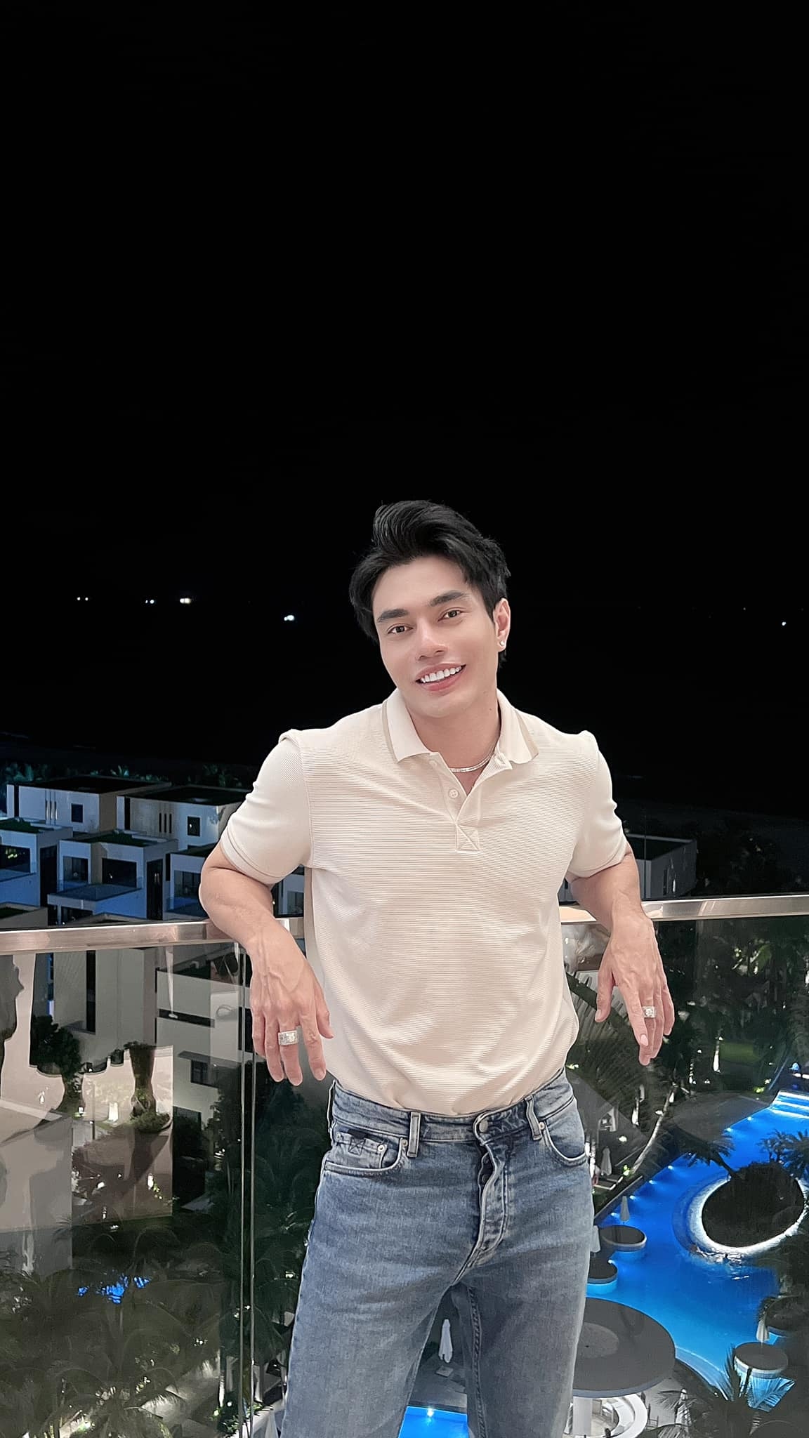 Lê Dương Bảo Lâm khoe ảnh cùng ba mẹ 20 năm trước, dân mạng liền nhận ra ‘mũi tên uất hận’ có từ thuở nhỏ