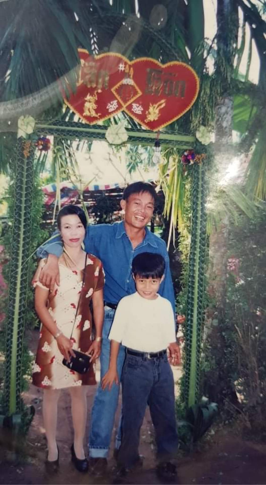 Lê Dương Bảo Lâm khoe ảnh cùng ba mẹ 20 năm trước, dân mạng liền nhận ra ‘mũi tên uất hận’ có từ thuở nhỏ