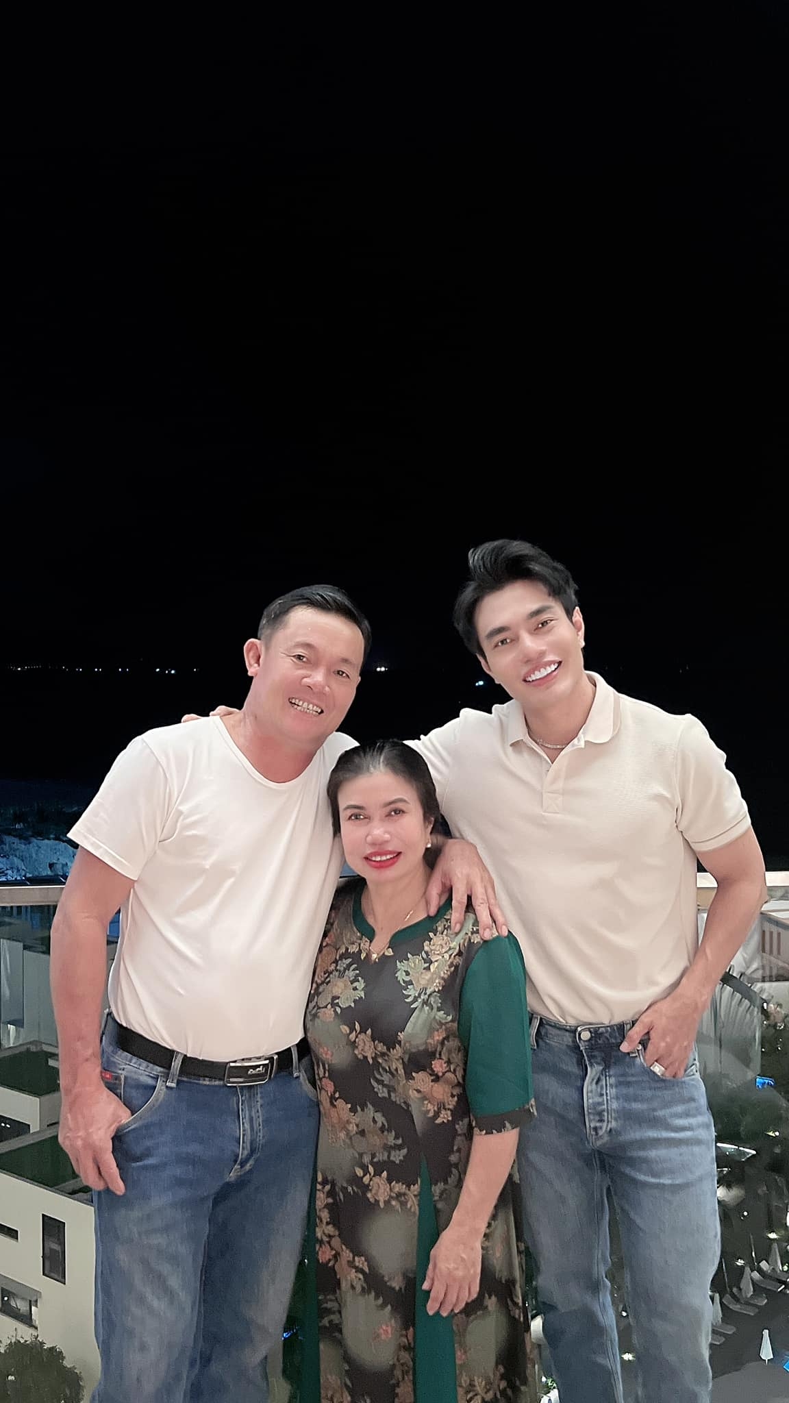Lê Dương Bảo Lâm khoe ảnh cùng ba mẹ 20 năm trước, dân mạng liền nhận ra ‘mũi tên uất hận’ có từ thuở nhỏ