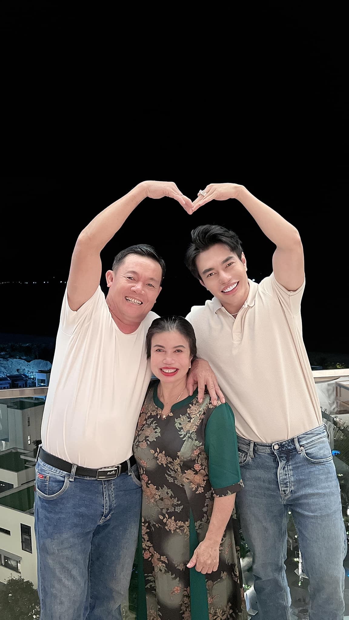 Lê Dương Bảo Lâm khoe ảnh cùng ba mẹ 20 năm trước, dân mạng liền nhận ra ‘mũi tên uất hận’ có từ thuở nhỏ