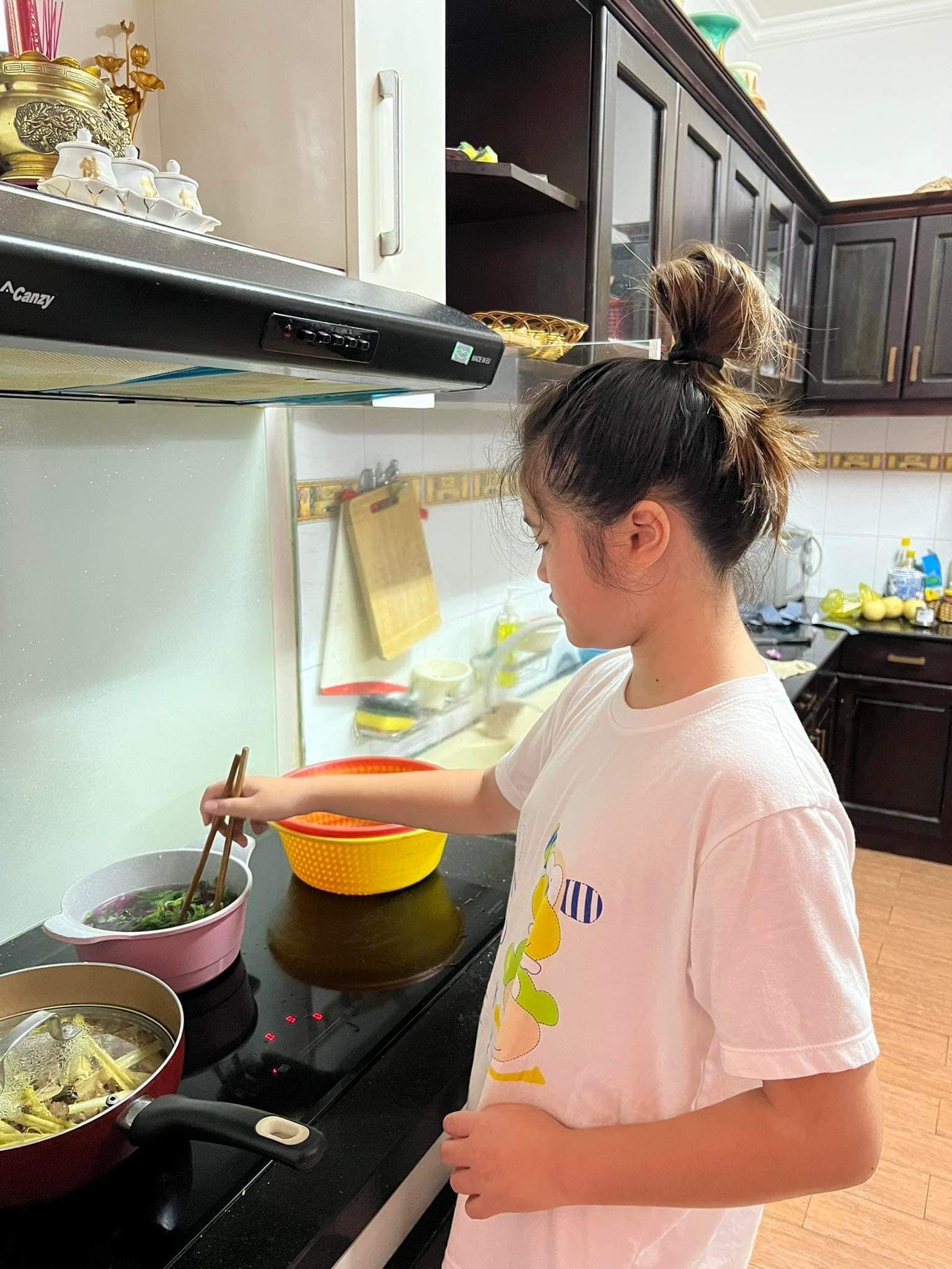 Thúy Nga 'khoe' con gái 11 tuổi biết tự nấu ăn, phụ giúp việc nhà và học hành chăm chỉ