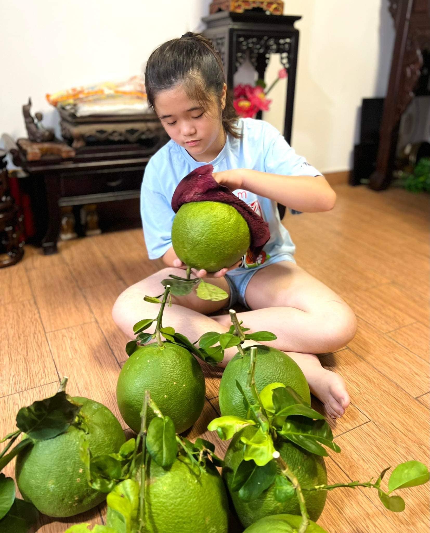 Thúy Nga 'khoe' con gái 11 tuổi biết tự nấu ăn, phụ giúp việc nhà và học hành chăm chỉ