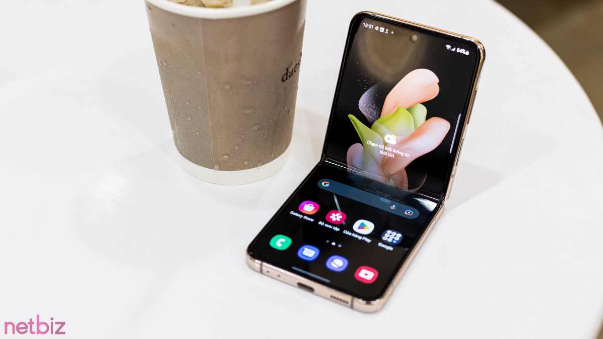 Đánh giá Samsung Galaxy Z Flip4: Món 'trang sức' công nghệ nức lòng hội chị em