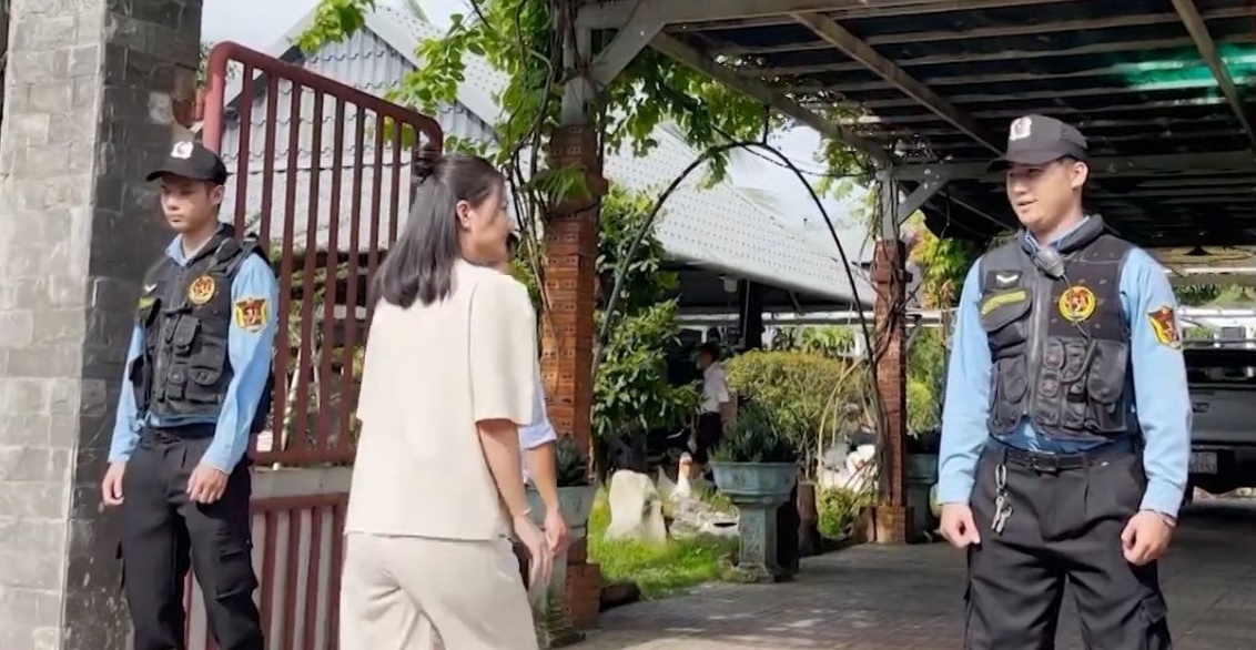 Ngọc Lan gấp rút đến Củ Chi thăm nhà triệu phú Vương Phạm, ngỡ ngàng khi bắt gặp dàn vệ sĩ chờ trước cửa