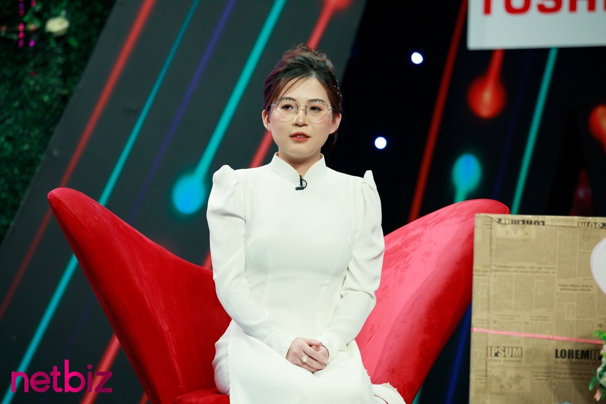 Mới gặp trên truyền hình, chàng ca sĩ mang hoa tai tặng 'nhà gái' ngỏ lời hẹn hò