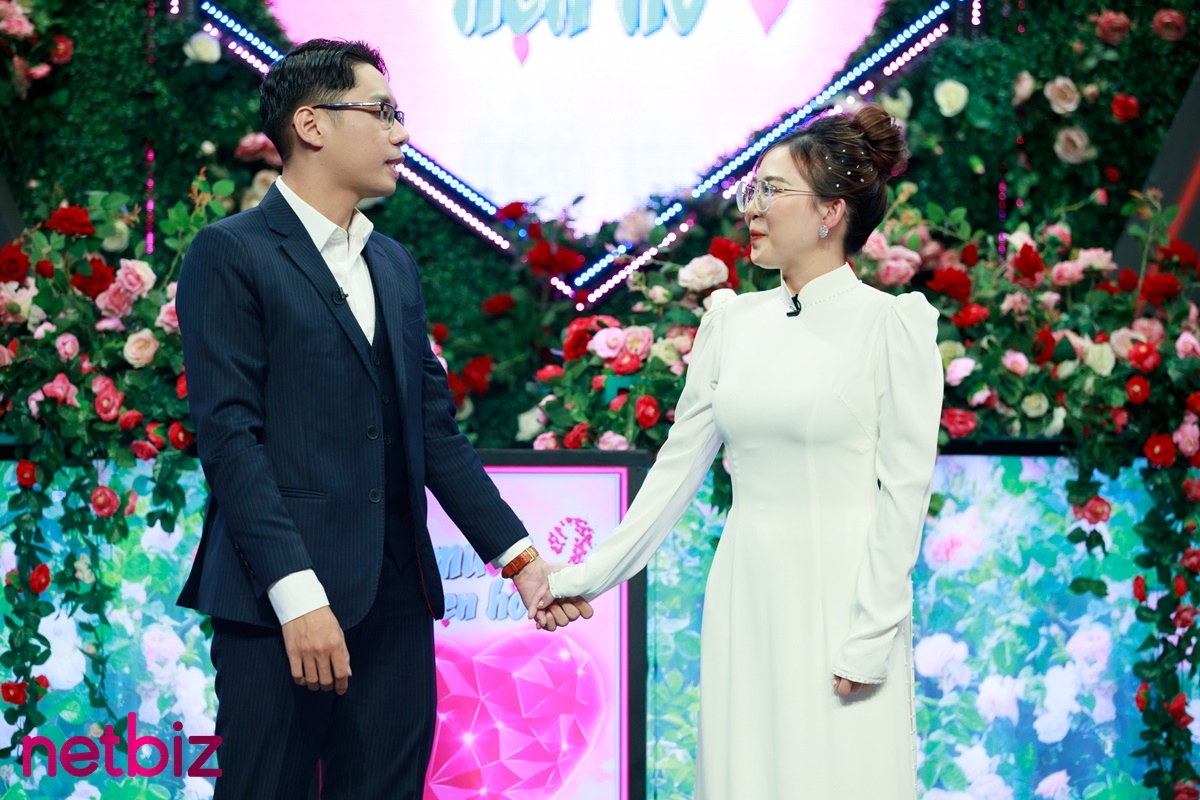 Mới gặp trên truyền hình, chàng ca sĩ mang hoa tai tặng 'nhà gái' ngỏ lời hẹn hò