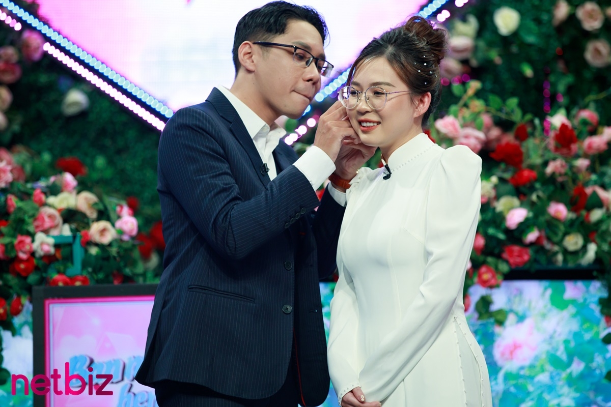 Mới gặp trên truyền hình, chàng ca sĩ mang hoa tai tặng 'nhà gái' ngỏ lời hẹn hò