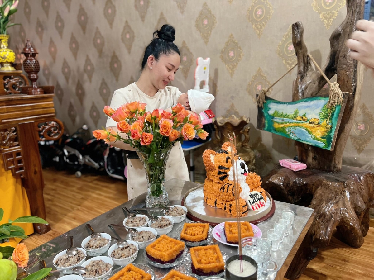 Vợ chồng Lê Dương Bảo Lâm tổ chức tiệc đầy tháng giản dị, ấm cúng cho con trai thứ 3