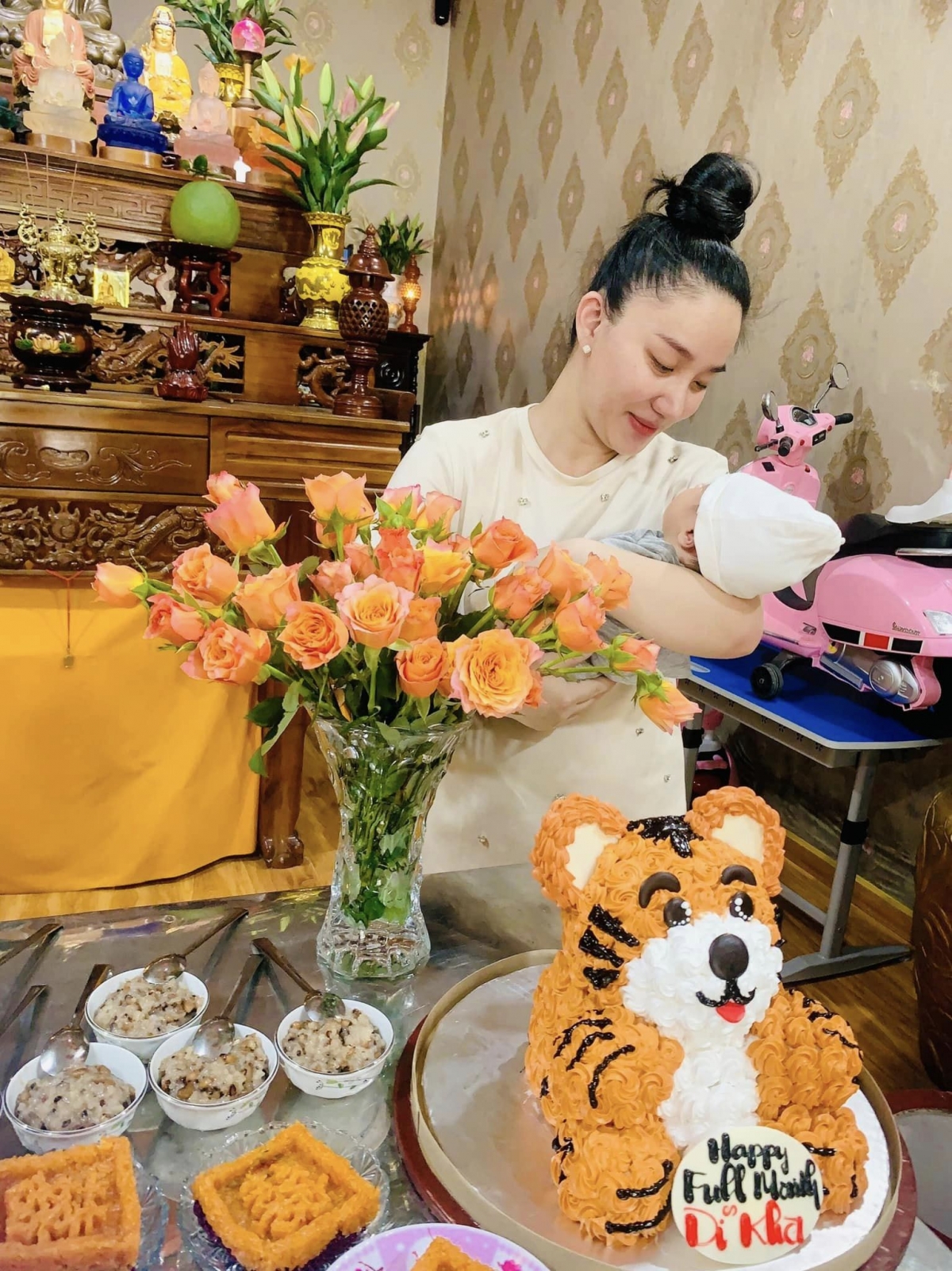Vợ chồng Lê Dương Bảo Lâm tổ chức tiệc đầy tháng giản dị, ấm cúng cho con trai thứ 3