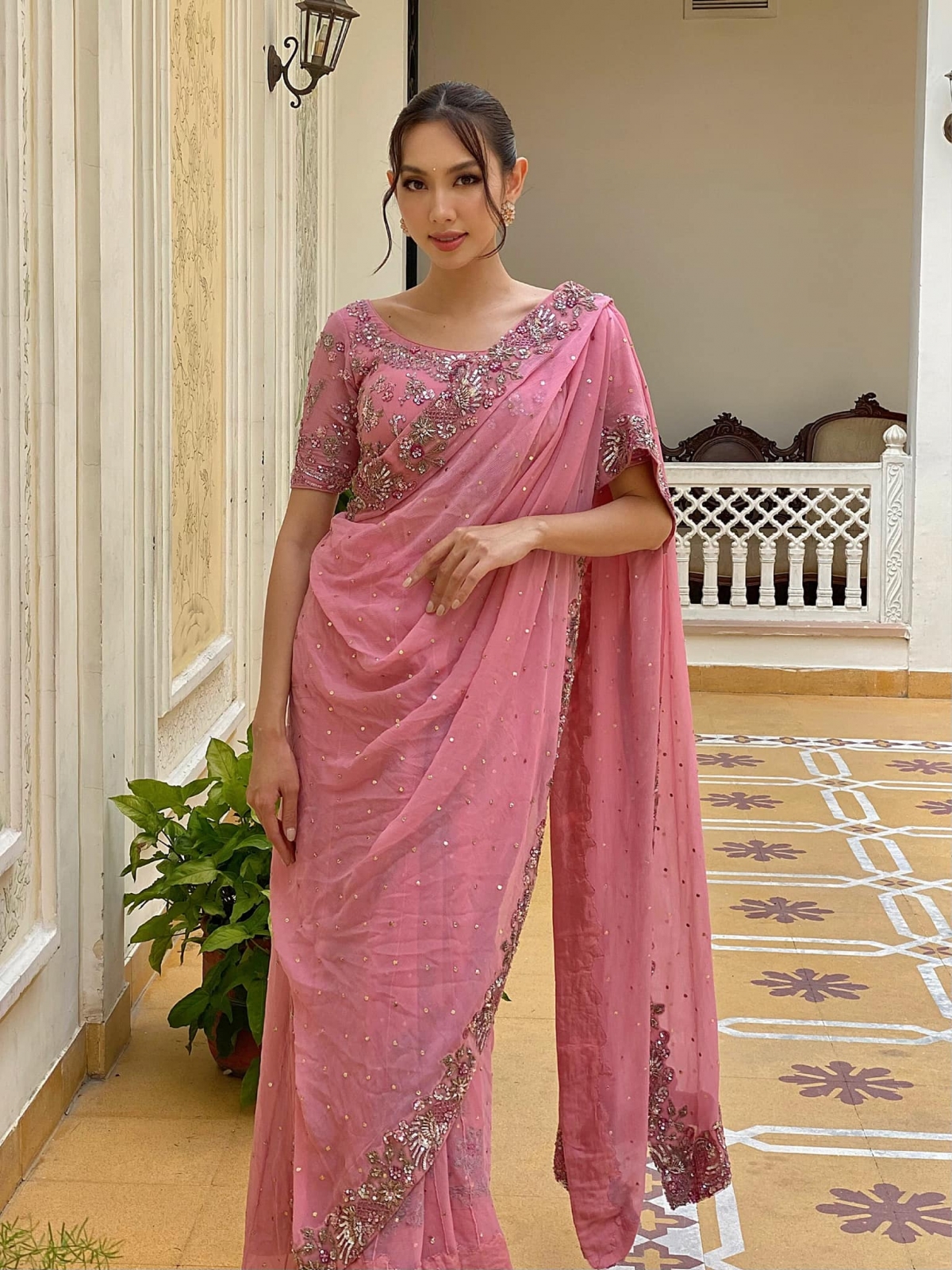 Hoa hậu Thùy Tiên tung ảnh mặc trang phục truyền thống Ấn Độ xinh đẹp