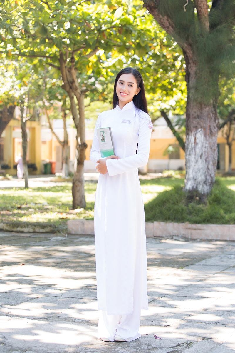 Hoa hậu Tiểu Vy đăng ảnh rạng rỡ, nhí nhảnh ngày khai giảng thời còn học phổ thông