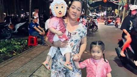 Mẹ vợ Lê Dương Bảo Lâm ‘tay xách nách mang’ hai cháu đi chơi trung thu