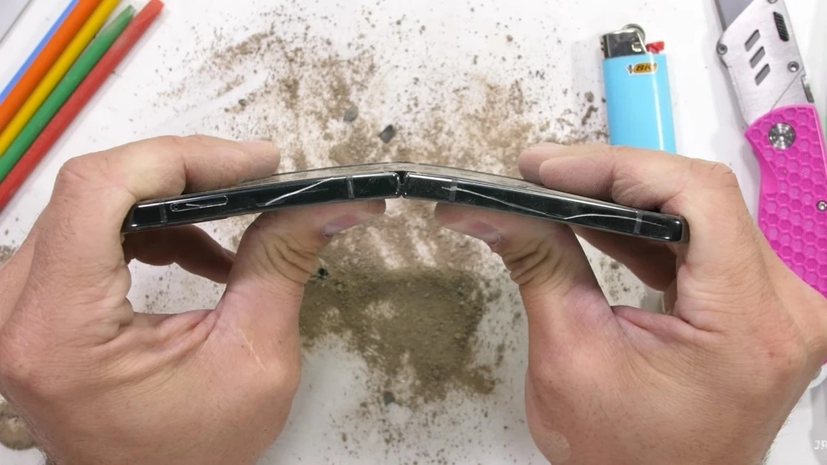 Smartphone màn hình gập Samsung Galaxy Z Flip4 liệu có thực sự bền bỉ?