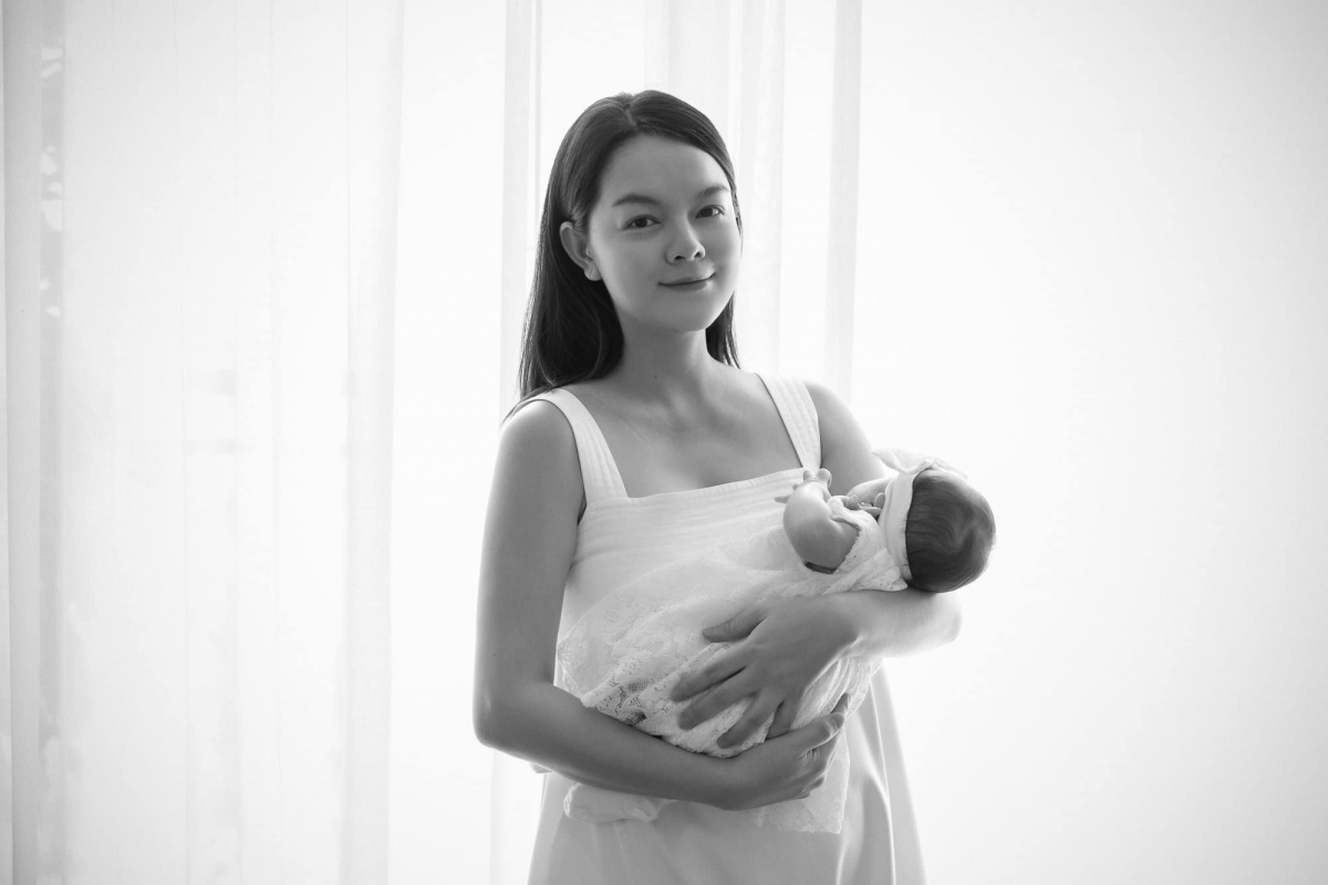Phạm Quỳnh Anh lần đầu khoe cận mặt con gái thứ 3