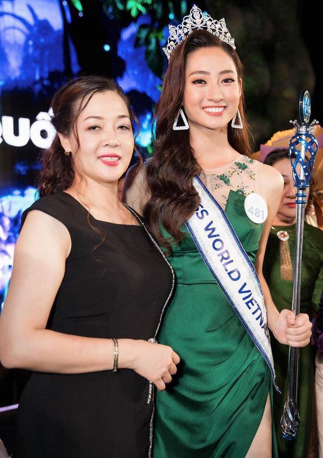 Lương Thùy Linh tiết lộ từng bị mẹ ném sách, đuổi ra ngoài vì không thuộc bài