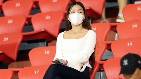 Dàn vợ cầu thủ ĐT Việt Nam hội tụ trên khán đài, bạn gái Đặng Văn Lâm ngồi một mình