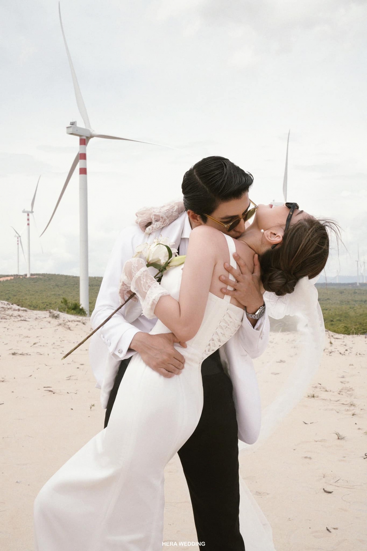 Bình An – Phương Nga tung loạt ảnh cưới ‘tình bể tình’ giữa đồi cát trắng