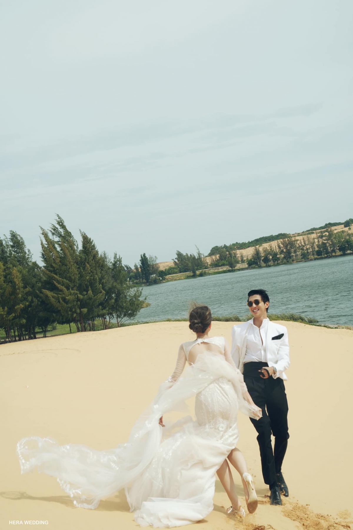 Bình An – Phương Nga tung loạt ảnh cưới ‘tình bể tình’ giữa đồi cát trắng