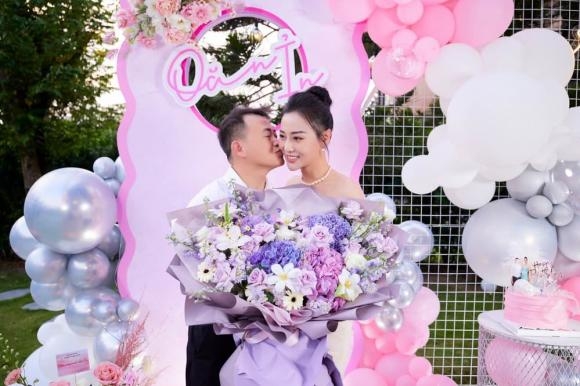 Shark Bình tổ chức sinh nhật cho Phương Oanh, trao bạn gái nụ hôn cực ngọt