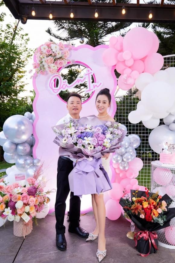 Shark Bình tổ chức sinh nhật cho Phương Oanh, trao bạn gái nụ hôn cực ngọt