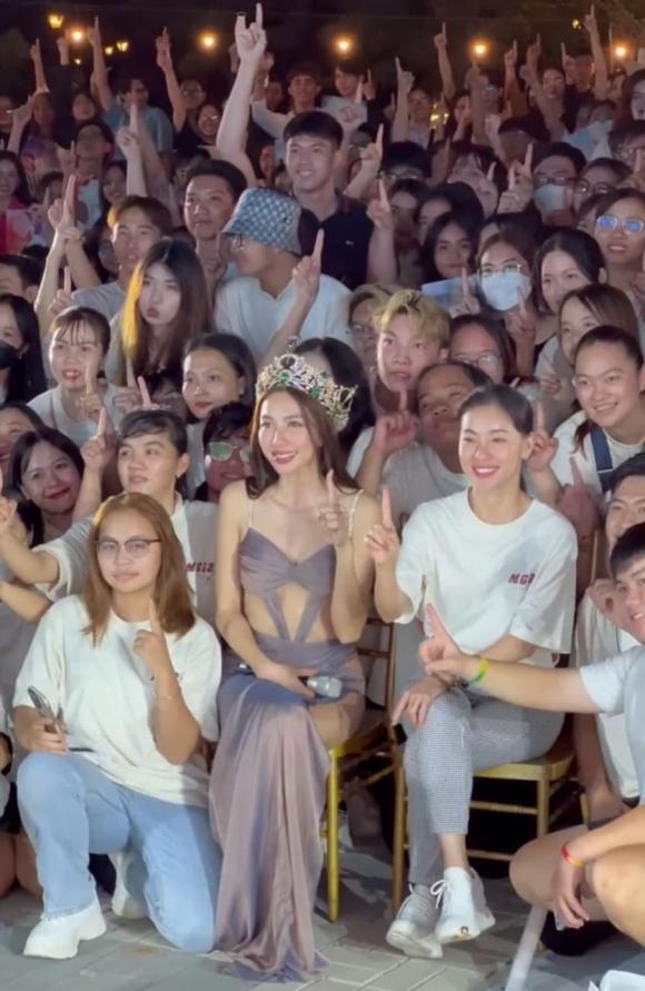Hoa hậu Thùy Tiên tuyên bố ‘có thể lấy vợ’ tại buổi họp fans khiến netizen xôn xao