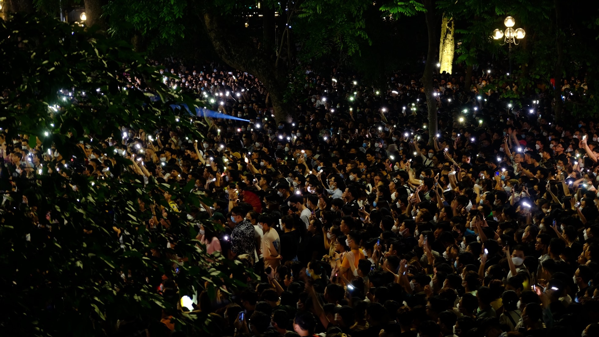 Tuấn Hưng và góc ban công: 'Tôi quỳ xuống cảm ơn vì mọi người đã yêu tôi như vậy' Ca sĩ Tuấn Hưng: 'Tôi quỳ xuống cảm ơn vì mọi người' sau đêm diễn ở ban công nhà