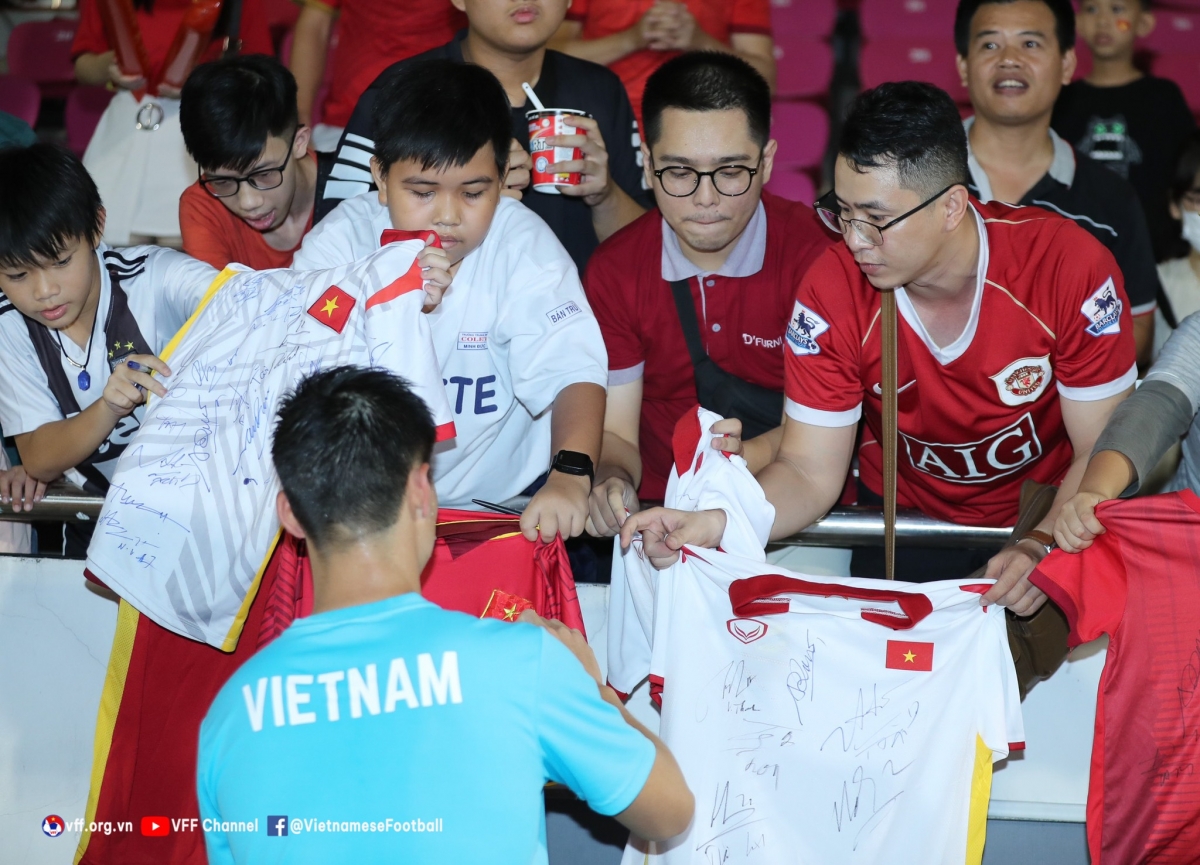 Giành chức vô địch, Quang Hải và đồng đội không quên tặng quà cho người hâm mộ
