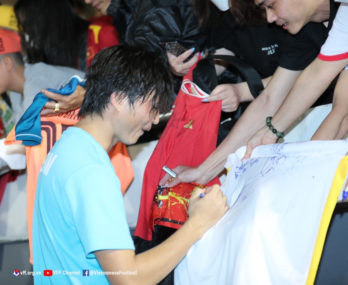 Giành chức vô địch, Quang Hải và đồng đội không quên tặng quà cho người hâm mộ