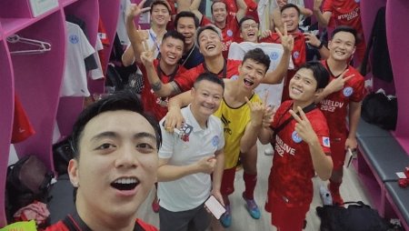 Soobin Hoàng Sơn lăn xả trên sân, khoe hình ảnh đẹp cùng các tuyển thủ Việt Nam