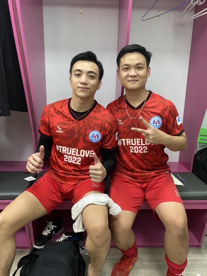 Soobin Hoàng Sơn 'cháy hết mình' trên sân bóng, khoe khoảnh khắc hiếm có cùng các tuyển thủ Việt Nam Soobin Hoàng Sơn lăn xả trên sân, khoe hình ảnh đẹp cùng các tuyển thủ Việt Nam