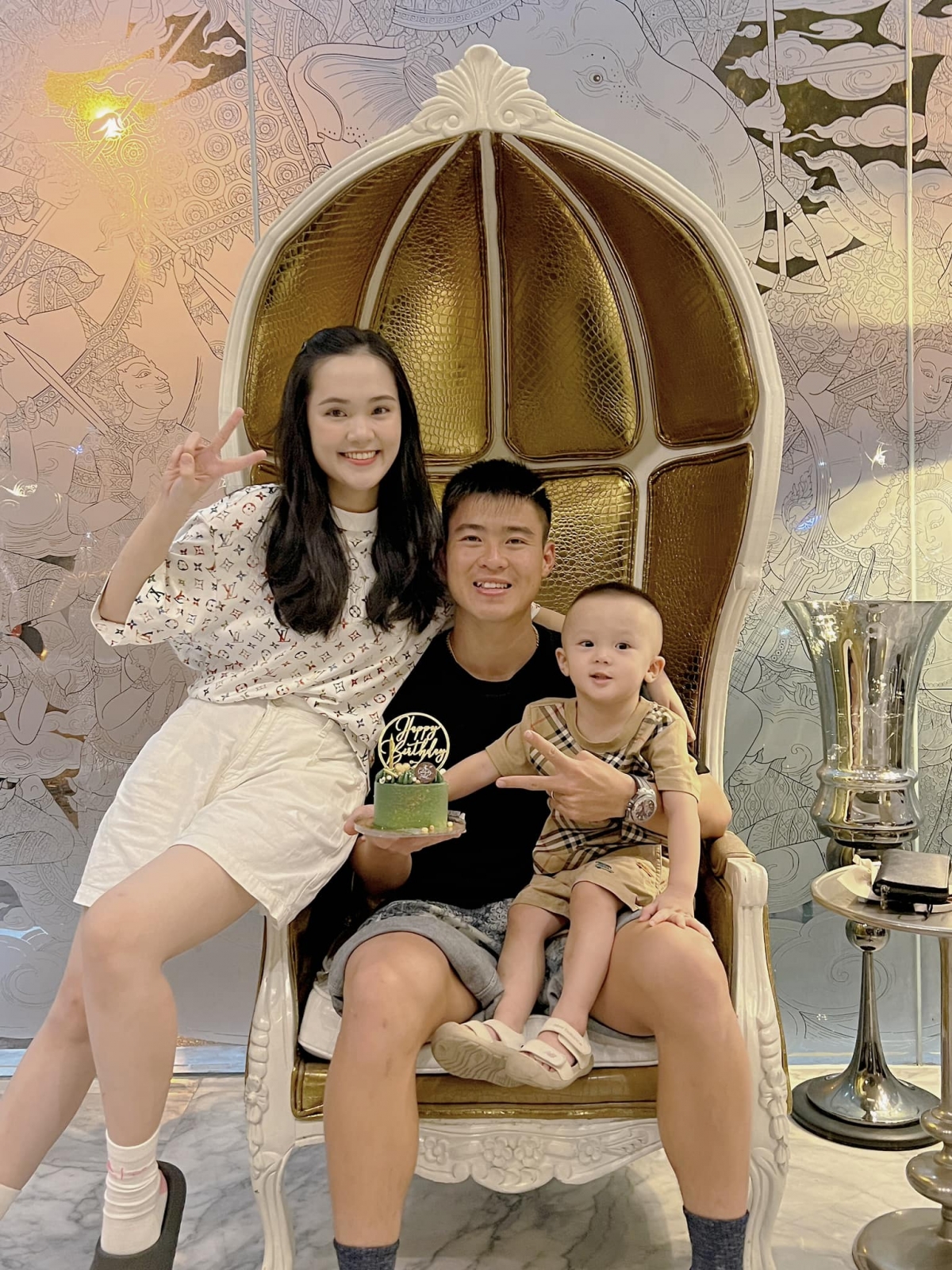 Đỗ Duy Mạnh đón sinh nhật ấm áp bên vợ con, nhận ngay biệt danh 'cầu thủ giàu nhất Việt Nam'