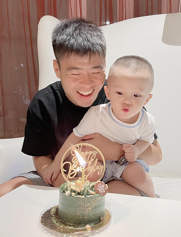 Đỗ Duy Mạnh đón sinh nhật ấm áp bên vợ con, nhận ngay biệt danh 'cầu thủ giàu nhất Việt Nam'