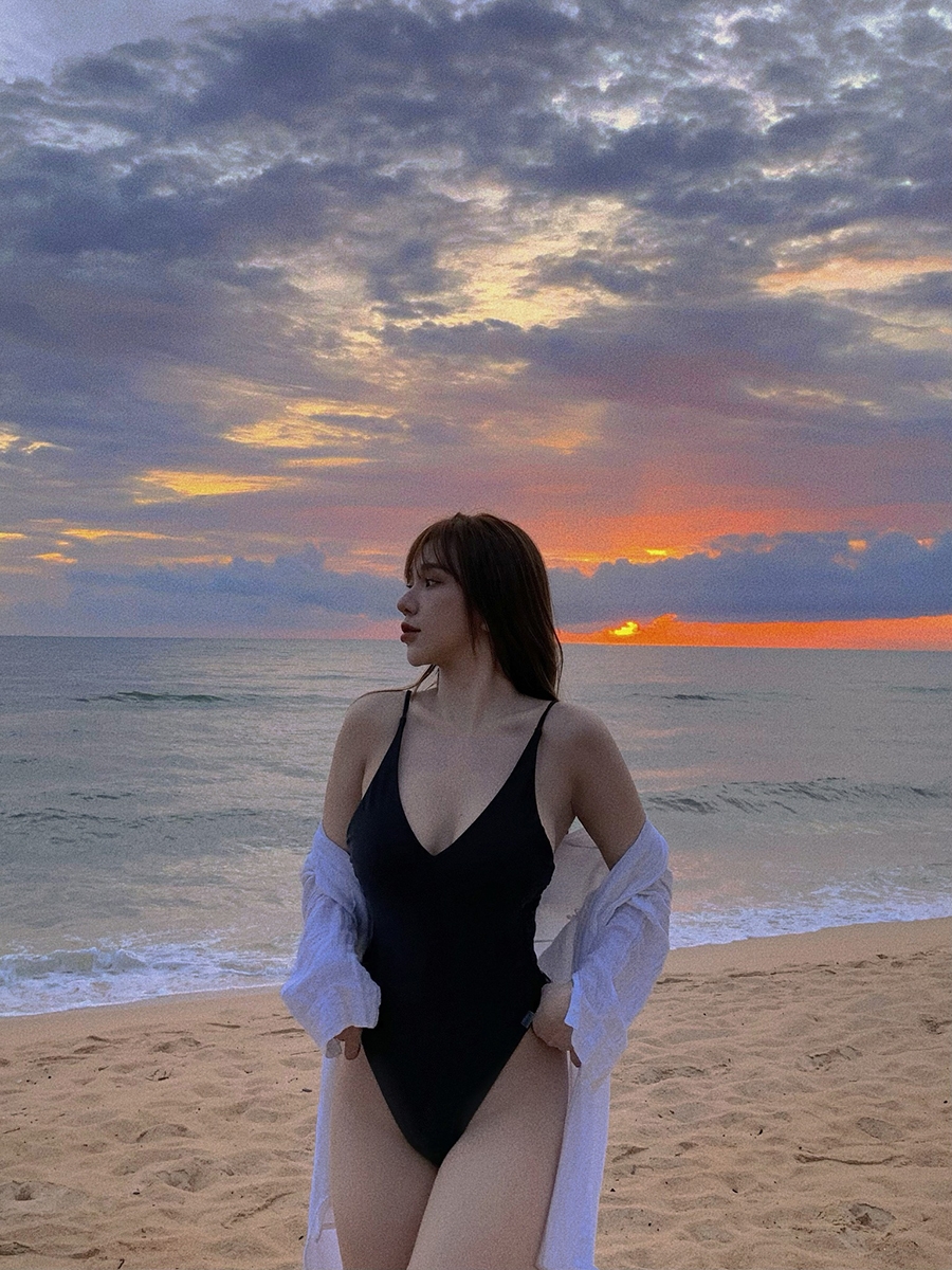 Bạn gái của Hoàng Đức diện bikini khoe dáng nóng bỏng ở bờ biển Phú Quốc